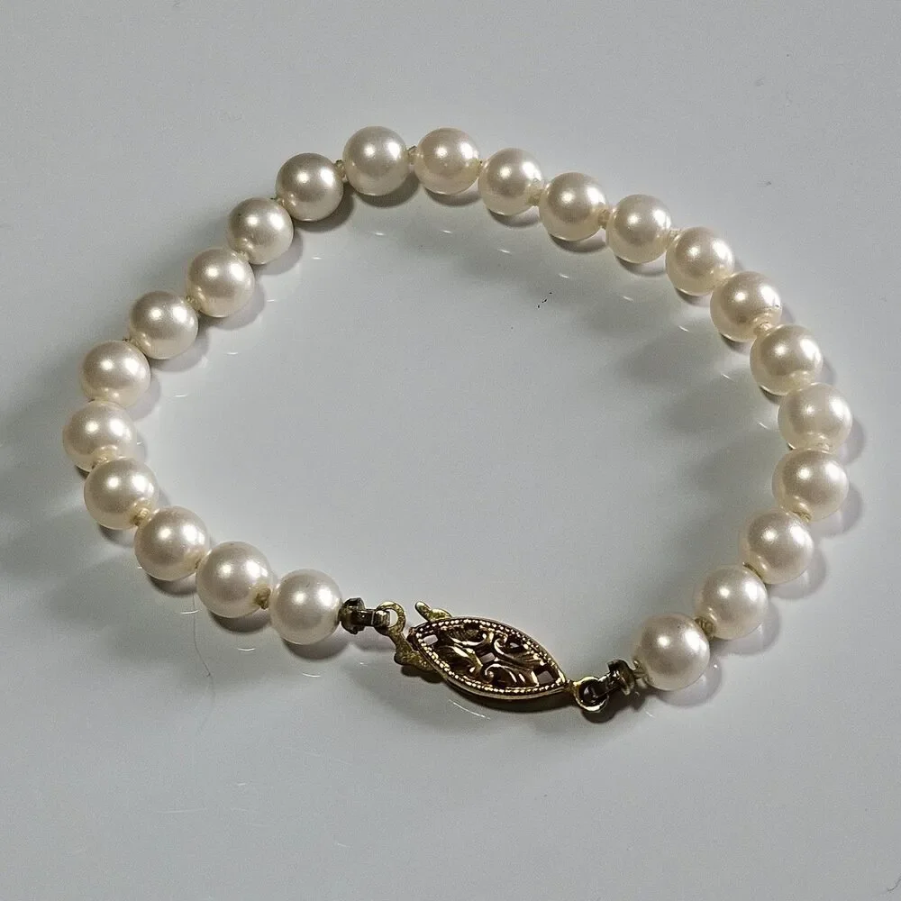 Vintage ROC Cream Colored Faux Pearl Bracelet 7